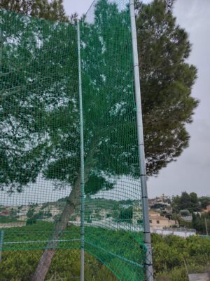 Sistema de cierre perimetral en pista de tenis.